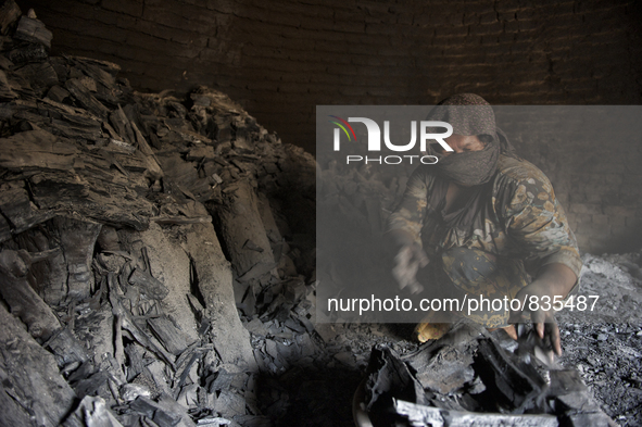  Female worker is pick out the Charcoal from the dome / Kampung Keluat, Kelantan / Malaysia. *360 hours of waiting. 50 Cent's happy. Charcoa...