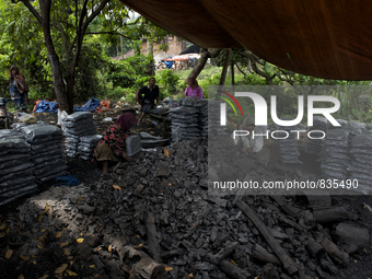 Workers are packing the Charcoals / Kampung Keluat, Kelantan / © Chris Jung
 (