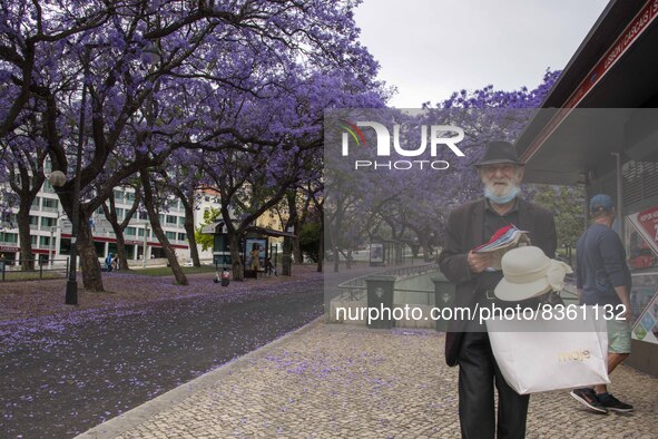 A person is seen selling hats in the vicinity of the Eduardo VII gardens. Lisbon, June 03, 2022. According to data from the General Health A...