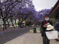 A person is seen selling hats in the vicinity of the Eduardo VII gardens. Lisbon, June 03, 2022. According to data from the General Health A...