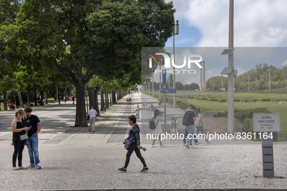 People are seen walking in the vicinity of Eduardo VII Gardens. Lisbon, June 03, 2022. According to data from the General Health Authority (...