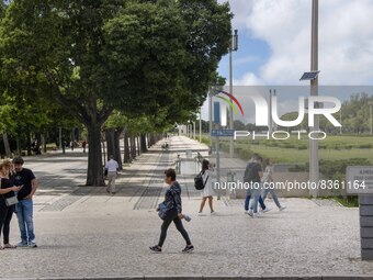 People are seen walking in the vicinity of Eduardo VII Gardens. Lisbon, June 03, 2022. According to data from the General Health Authority (...