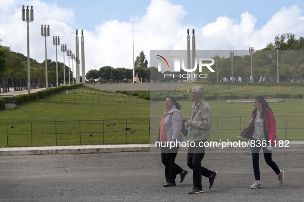 People are seen walking in the vicinity of Eduardo VII Gardens. Lisbon, June 03, 2022. According to data from the General Health Authority (...