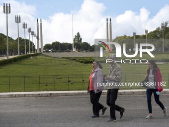 People are seen walking in the vicinity of Eduardo VII Gardens. Lisbon, June 03, 2022. According to data from the General Health Authority (...