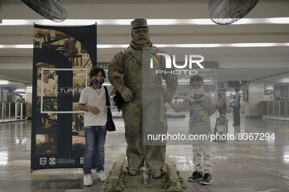 José Miguel Moctezuma, characterised as Don Ferro Ferrocarrilero, lives with children during a performance as a living statue inside the Zóc...