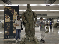 José Miguel Moctezuma, characterised as Don Ferro Ferrocarrilero, lives with children during a performance as a living statue inside the Zóc...