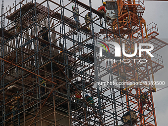  Labourers work at a construction site of a metro rail station in Kolkata, India, June 12,2022. (