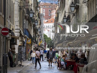 People are seen walking in the streets of the Baixa district. Lisbon, June 24, 2022. In Portugal, covid-19 mortality is declining, although...