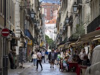 People are seen walking in the streets of the Baixa district. Lisbon, June 24, 2022. In Portugal, covid-19 mortality is declining, although...