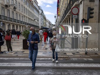 People are seen walking in the streets of the Baixa district. Lisbon, June 24, 2022. In Portugal, covid-19 mortality is declining, although...