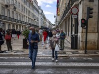 People are seen walking in the streets of the Baixa district. Lisbon, June 24, 2022. In Portugal, covid-19 mortality is declining, although...