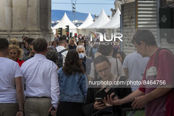 People are seen walking in the streets of the Baixa district. Lisbon, June 24, 2022. In Portugal, covid-19 mortality is declining, although...