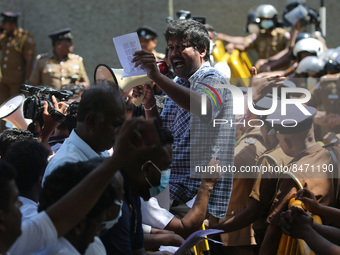 Sri Lankan health workers shout slogans in protest amid the country’s economic crisis in Colombo, Sri Lanka, June 29, 2022.(