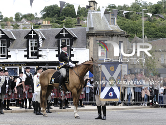 Galashiels, UK. 02 Jul.2022.  
Braw Lad arrives at War Memorial behind Pipe Band.
before the dipping of the Burgh Flag in front of the War M...