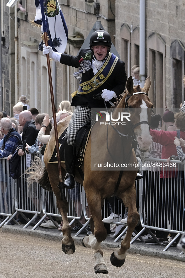 Galashiels, UK. 02 Jul.2022.  
Principals Gallop up Scott Street.
Braw Lad John Turnbull, Braw Lass Abbie Hood, Bearer of Sod, Ex-Braw Lad R...