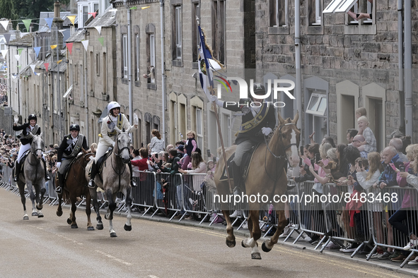 Galashiels, UK. 02 Jul.2022.  
Principals Gallop up Scott Street.
Braw Lad John Turnbull, Braw Lass Abbie Hood, Bearer of Sod, Ex-Braw Lad R...