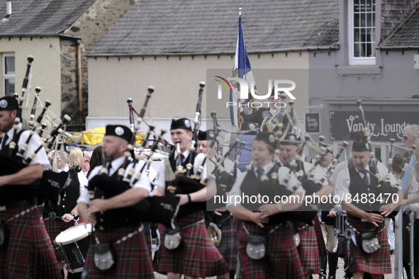 Galashiels, UK. 02 Jul.2022.  
Braw Lad arrives at War Memorial behind Pipe Band.
before the dipping of the Burgh Flag in front of the War M...