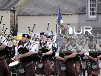 Galashiels, UK. 02 Jul.2022.  
Braw Lad arrives at War Memorial behind Pipe Band.
before the dipping of the Burgh Flag in front of the War M...