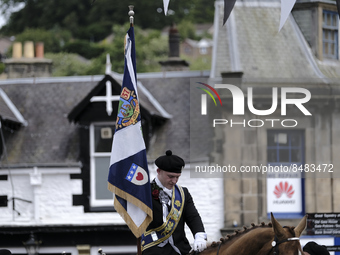 Galashiels, UK. 02 Jul.2022.  
Braw Lad arrives at War Memorial behind Pipe Band.
before the dipping of the Burgh Flag in front of the War M...