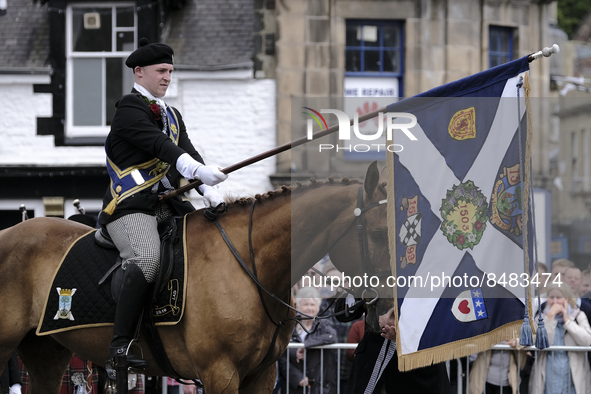 Galashiels, UK. 02 Jul.2022.  
Braw Lad arrives at War Memorial behind Pipe Band.
before the dipping of the Burgh Flag in front of the War M...