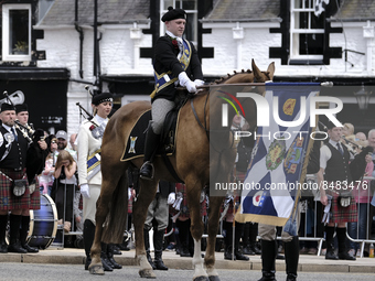 Galashiels, UK. 02 Jul.2022.  
Braw Lad arrives at War Memorial behind Pipe Band.
before the dipping of the Burgh Flag in front of the War M...