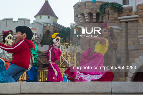 Hong Kong, China, 10 Jul 2022, A performer dances at Hong Kong Disneyland. 