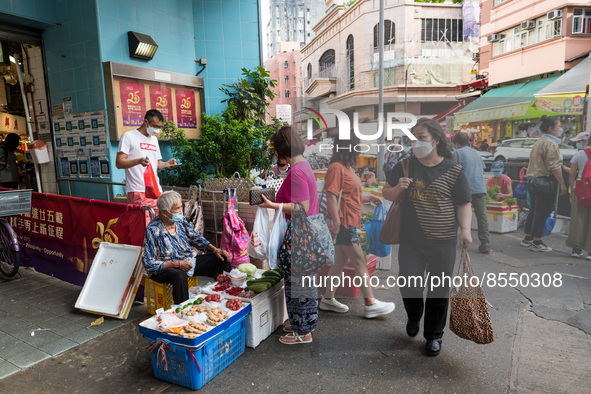 Hong Kong, China, 16 Jul 2022, Customers buy vegetables from small roadside stalls held by elderlies in Yuen Long.. 