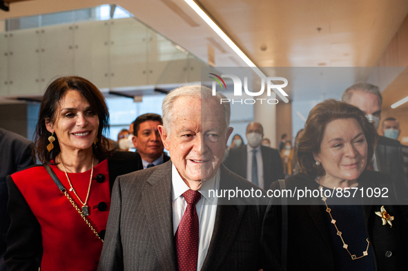 Colombian billionaire Luis Carlos Sarmiento Angulo (Center) and his daughters Adriana Sarmiento (Left) and Maria Claudia Sarmiento (Right) d...