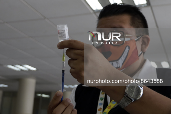 August 8, 2022, Mexico City, Mexico: A Health personnel prepares the CanSino Covid19 vaccine for adults in the first dose or booster dose at...