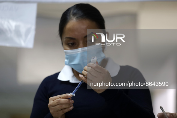 August 8, 2022, Mexico City, Mexico: A Health personnel prepares the CanSino Covid19 vaccine for adults in the first dose or booster dose at...