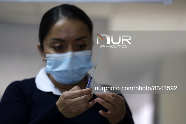 August 8, 2022, Mexico City, Mexico: A Health personnel prepares the CanSino Covid19 vaccine for adults in the first dose or booster dose at...