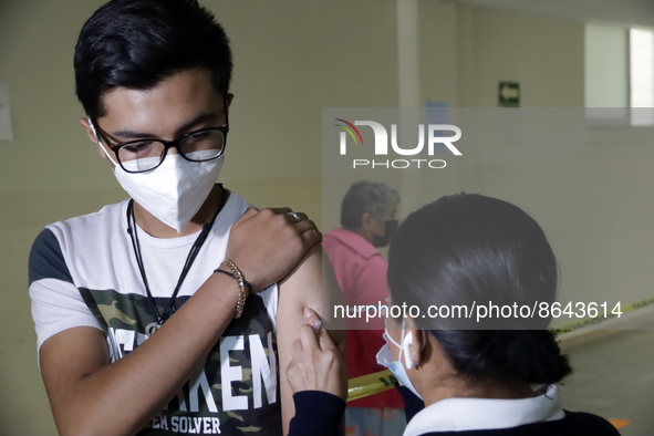 August 8, 2022, Mexico City, Mexico: Health personnel apply Pfizer's Covid19 vaccine to young people 15 to 17 years of age in first dose, se...