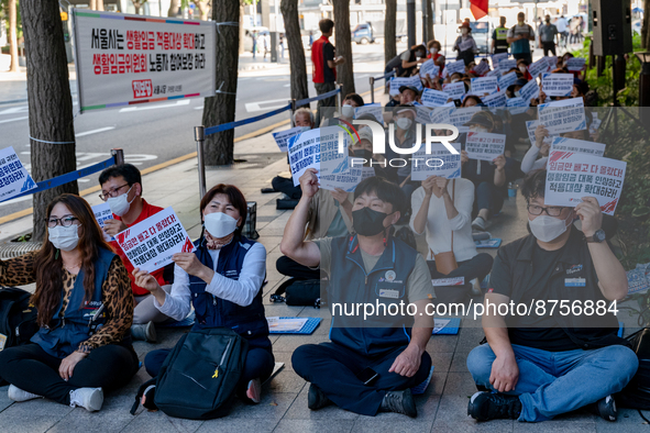 Workers at the KCTU(Korean Confederation of Trade Unions)'s Seoul headquarters shout slogans during a rally calling for better working condi...