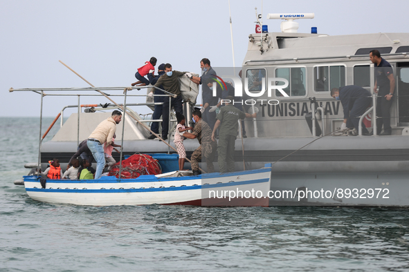 Transfer of the migrant from the fish boat to the unity of the Tunisian army ship. 