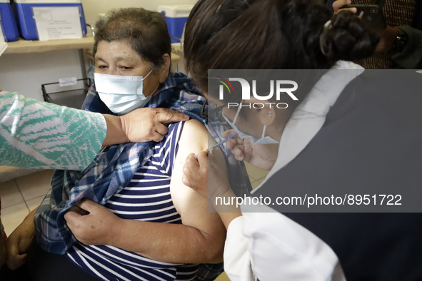 A person receives influenza vaccine during  the national influenza vaccination campaign at the Specialty Clinic. on October 3, 2022 in Mexic...