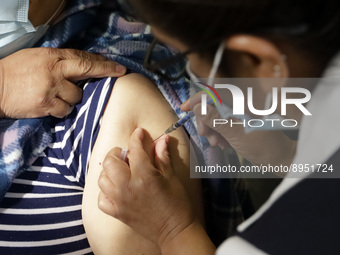 A person receives influenza vaccine during  the national influenza vaccination campaign at the Specialty Clinic. on October 3, 2022 in Mexic...