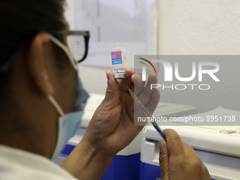 A person prepares a influenza vaccine during  the national influenza vaccination campaign at the Specialty Clinic. on October 3, 2022 in Mex...