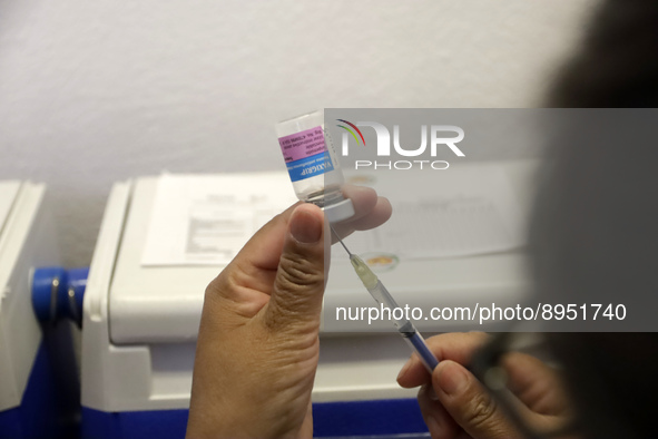 A person prepares a influenza vaccine during  the national influenza vaccination campaign at the Specialty Clinic. on October 3, 2022 in Mex...