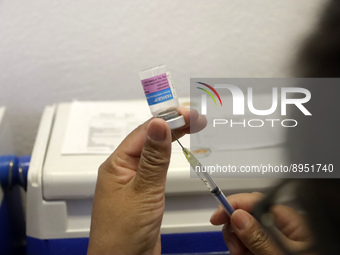 A person prepares a influenza vaccine during  the national influenza vaccination campaign at the Specialty Clinic. on October 3, 2022 in Mex...