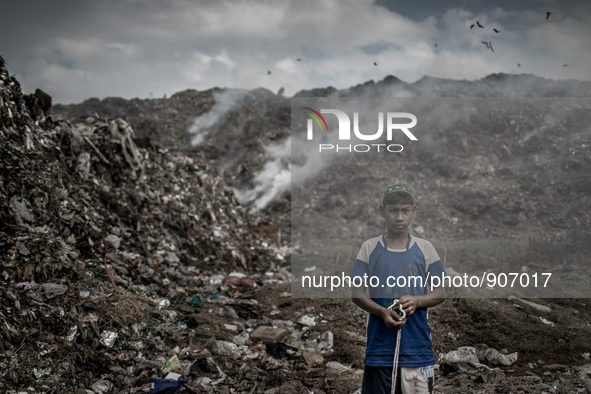 Jaman is a young scavenger. Dhapa waste dumping ground, Kolkata, India. January 17, 2015. *** Go to http://nurphoto.com/en/reportages/51696...