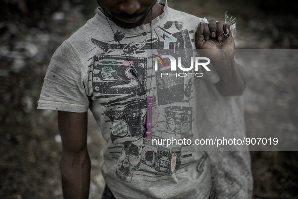 A waste picker found a plastic fluit and keeping that for himself. Dhapa waste dumping ground, Kolkata, India. January 17, 2015. *** Go to h...