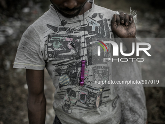 A waste picker found a plastic fluit and keeping that for himself. Dhapa waste dumping ground, Kolkata, India. January 17, 2015. *** Go to h...