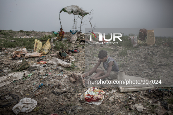 A scavenger is sorting out the metal wastes. Dhapa, Kolkata, India. January 20, 2015. *** Go to http://nurphoto.com/en/reportages/51696 to s...