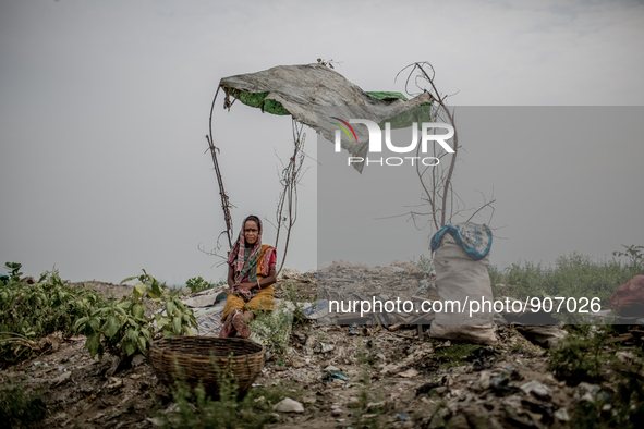 A female scavenger is taking rest under a temporary shed. Dhapa, Kolkata, India. September 10, 2015. *** Go to http://nurphoto.com/en/report...