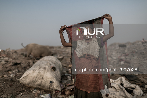 A kid scavenger is playing at Dhapa west dumping ground, Kolkata, India. January 20, 2015. *** Go to http://nurphoto.com/en/reportages/51696...