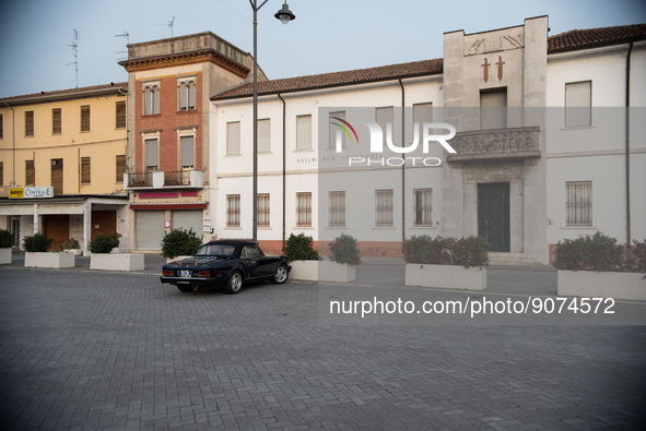 Piazza Italia and in the background the building housing the parish kindergarten, whose façade has been modified to match the fascist style...