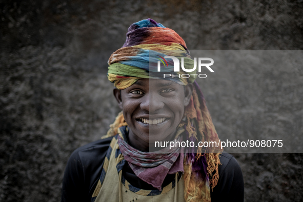 A waste picker at Dhapa west dumping ground, Kolkata, India. January 20, 2015.  *** Go to http://nurphoto.com/en/reportages/51754 to see mor...