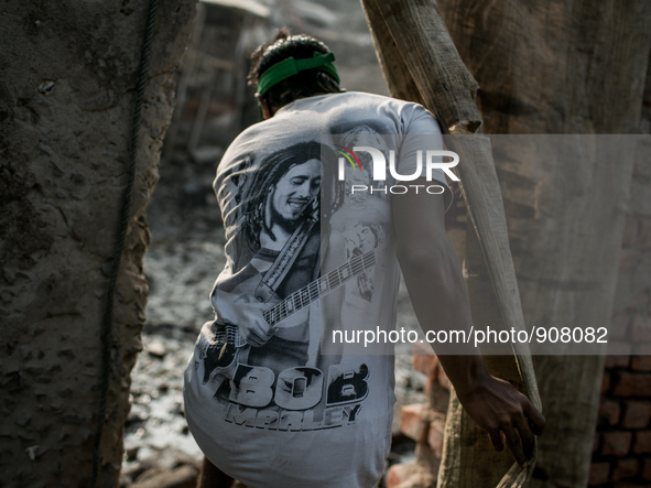 A man is going through a punch of the Boundary wall of waste dumping ground, Dhapa, Kolkata, India. January 20, 2015.  *** Go to http://nurp...