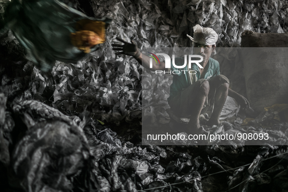 Worker at work beside Dhapa west dumping ground, Kolkata, India. January 17, 2015.  *** Go to http://nurphoto.com/en/reportages/51754 to see...