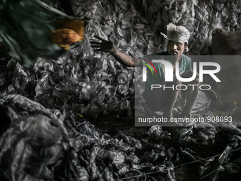 Worker at work beside Dhapa west dumping ground, Kolkata, India. January 17, 2015.  *** Go to http://nurphoto.com/en/reportages/51754 to see...